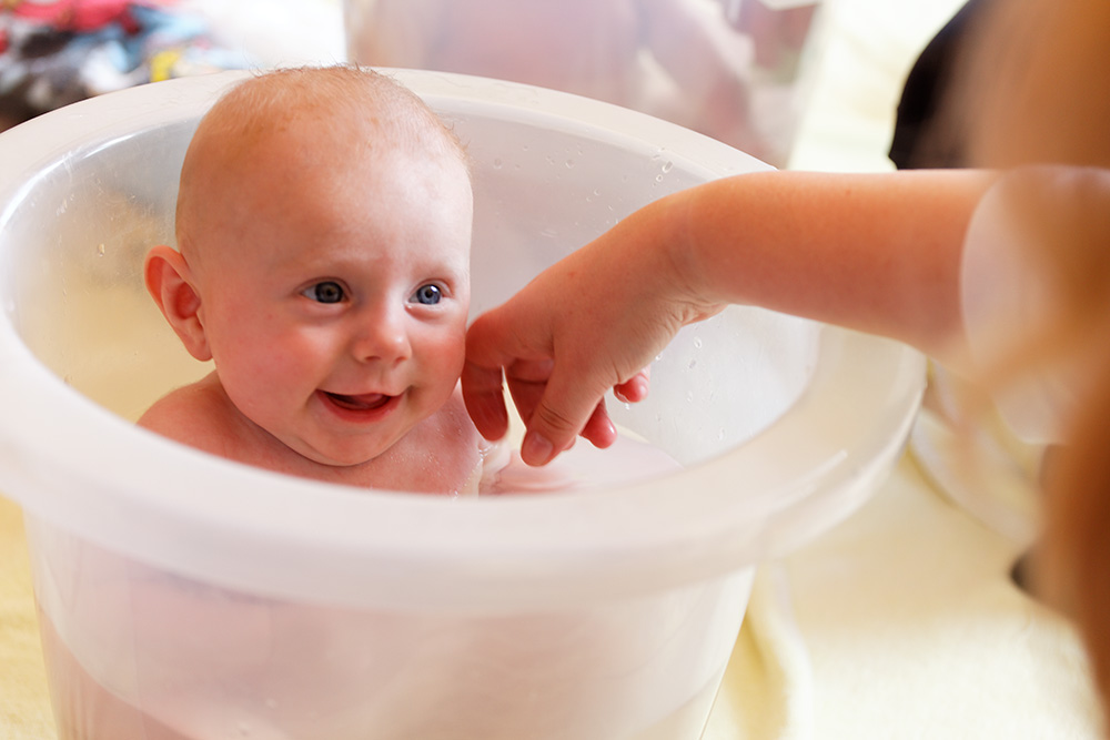 Baby wird gebadet Baby wird gebadet